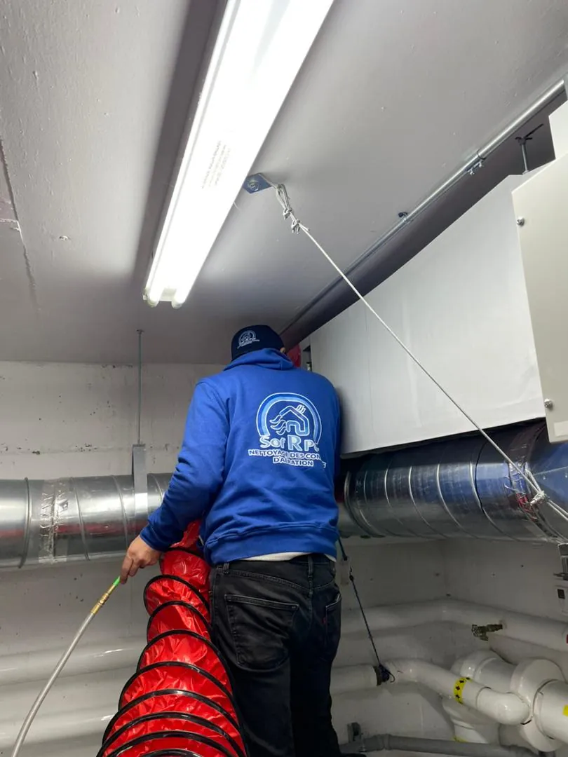 Technicien Sof R Pur qui nettoie un conduit commercial