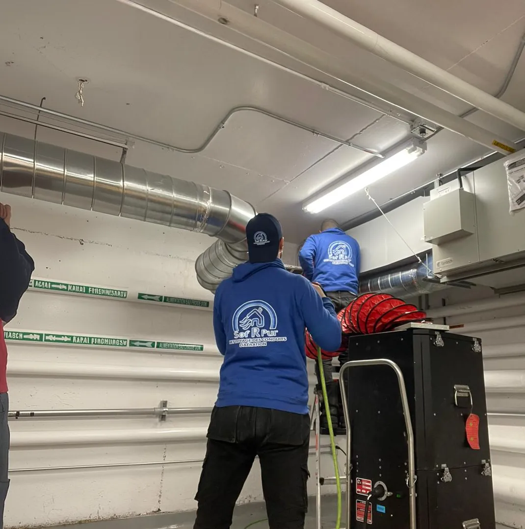 Techniciens Sof R Pur lors d’une intervention commerciale