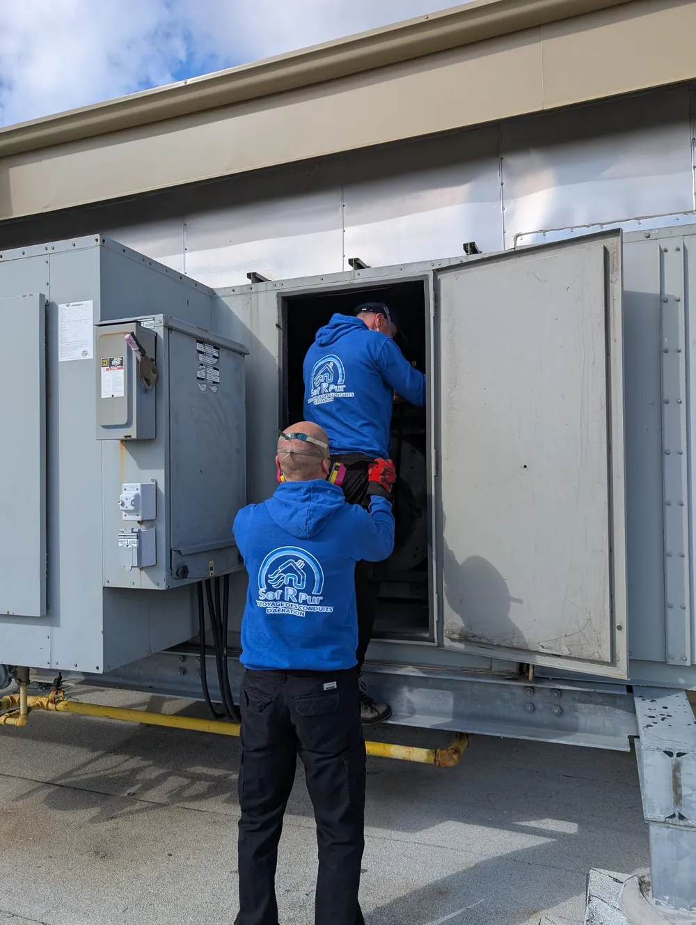 Techniciens Sof R Pur sur le toit d’un immeuble