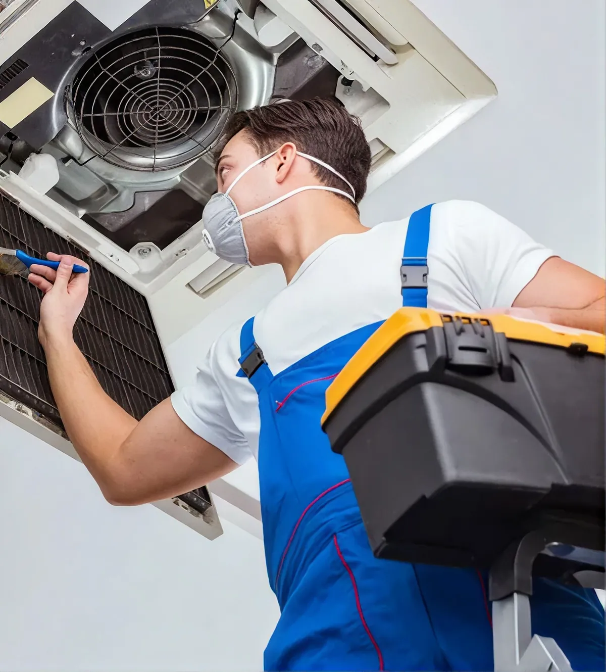 Technicien qui nettoie une bouche de ventilation